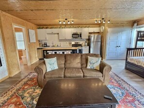 Een televisie, een open haard en een kantoor