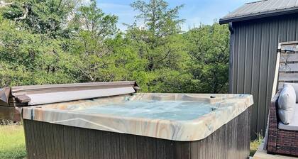 Hot Tub, Fire Pit, Pet Friendly, 1/2 mile to lake