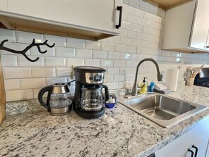 Een koelkast, een magnetron, een oven, een kookplaat