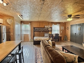 1 bedroom, desk, iron/ironing board, WiFi