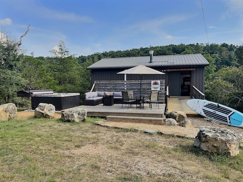Hot Tub, Fire Pit, Pet Friendly, 1/2 mile to lake