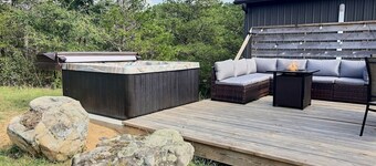 Hot Tub + Fire Pit  + Close to Lake + Kayaks
