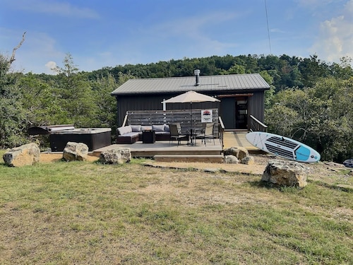 Hot Tub, Fire Pit, Pet Friendly, 1/2 mile to lake