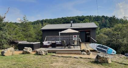 Hot Tub, Fire Pit, Pet Friendly, 1/2 mile to lake