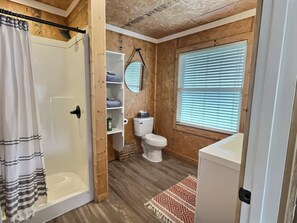 Regadera, secadora de cabello, toallas