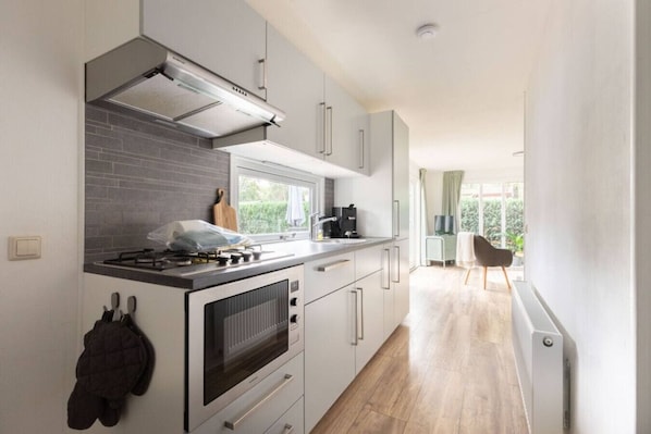 Refrigerador, microondas, horno, placa de cocina