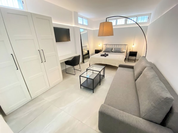 4 bedrooms, iron/ironing board, internet, bed sheets