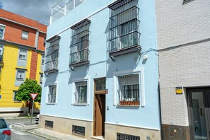 Exterior - Elegant villa with Private Pool in Nervión close to metro, perfect for groups (Sevilla)