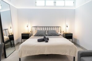 4 bedrooms, iron/ironing board, Internet, bed sheets - Elegant villa with Private Pool in Nervión close to metro, perfect for groups (Sevilla)