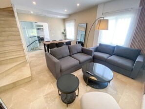 Living area - Elegant villa with Private Pool in Nervión close to metro, perfect for groups (Sevilla)