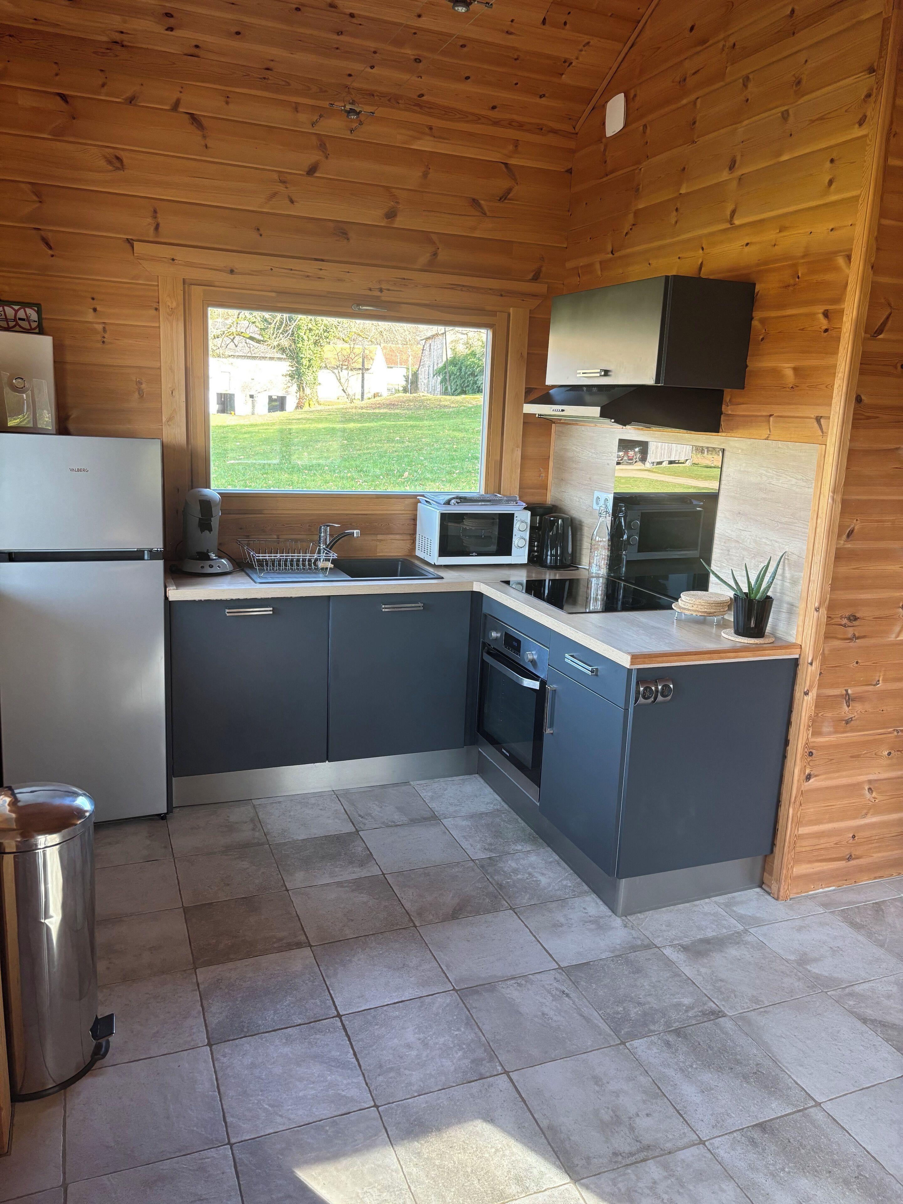 Frigorifero, microonde, forno, piano cottura