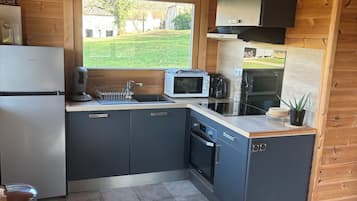 Refrigerador, microondas, horno y parrilla de estufa