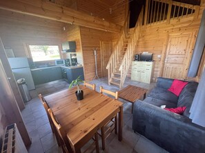 Una televisión, libros