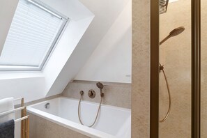 Dusche, Haartrockner, Handtücher