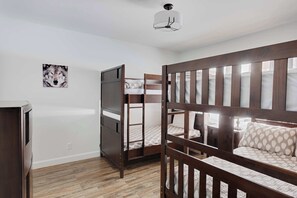 Travel cot, WiFi, bed sheets