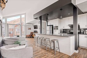 Jääkaappi, mikroaaltouuni, uuni, liesi