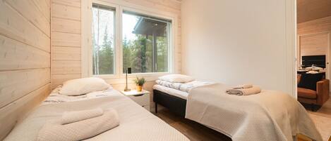 3 bedrooms, desk, iron/ironing board, free WiFi