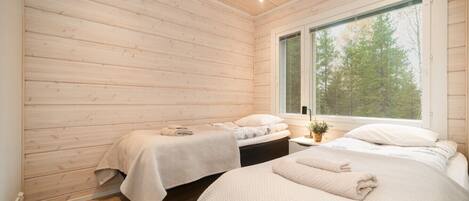 3 bedrooms, desk, iron/ironing board, free WiFi