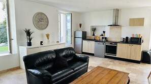 Téléviseur, table de ping-pong