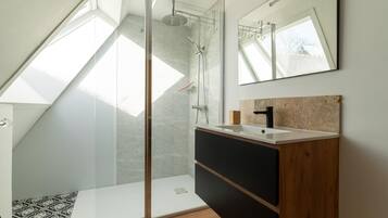 Douche, sèche-cheveux, serviettes fournies, papier toilette