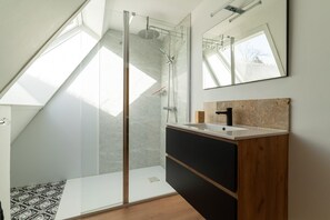 Shower, hair dryer, towels, toilet paper