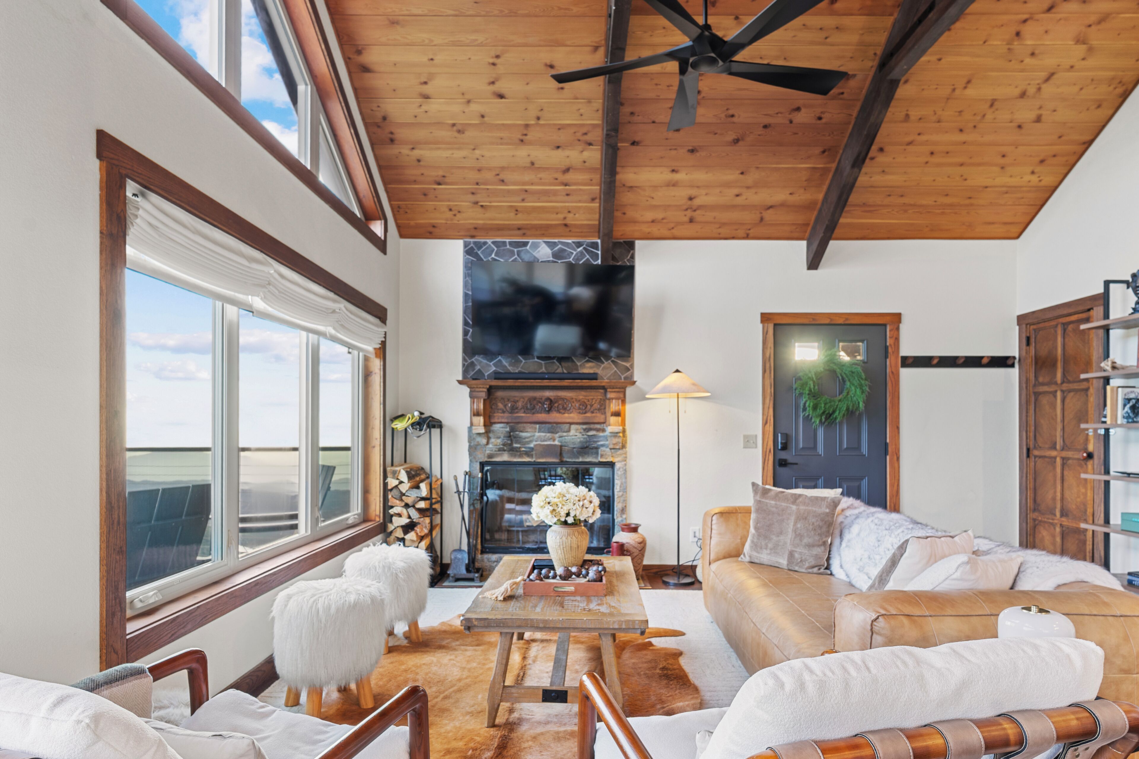 Smart TV, fireplace