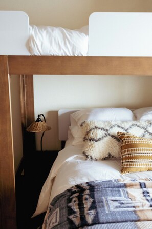 3 habitaciones, tabla de planchar con plancha y cuna de viaje 