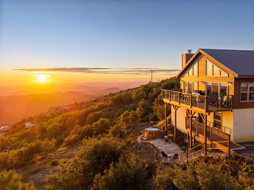 Wild Moon Ranch — Mountain-Top Retreat with Panoramic Lake Views, Pickleball & Cedar Hot Tub