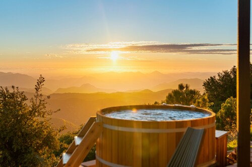 Wild Moon Ranch — Mountain-Top Retreat with Panoramic Lake Views, Pickleball & Cedar Hot Tub