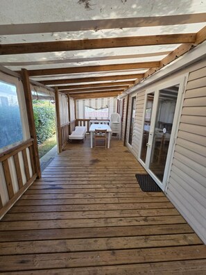 تناول الطعام بالخارج