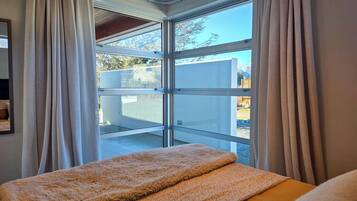 3 habitaciones, tabla de planchar con plancha, wifi y ropa de cama