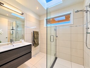 Bathroom - Infinity LakeView | Kitchen + Parking  | Sleeps 6 (Lake Tekapo)