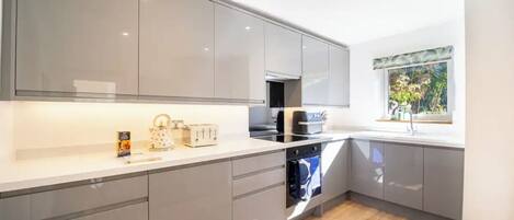 Micro-ondes, four, plaque de cuisson, lave-vaisselle