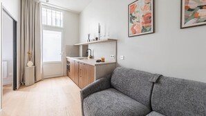 Une cuisine moderne avec des meubles en bois, un plan de travail et une fenêtre.