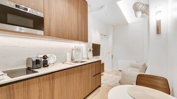 Microondas, horno, placa de cocina, lavavajillas