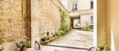 المنطقة المحيطة بالمنشأة