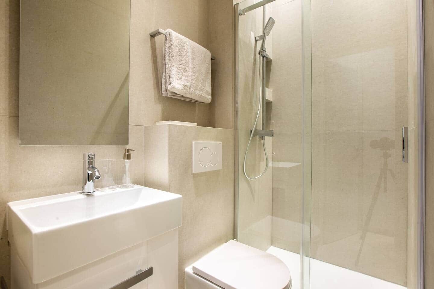 Een haardroger, handdoeken, toiletpapier