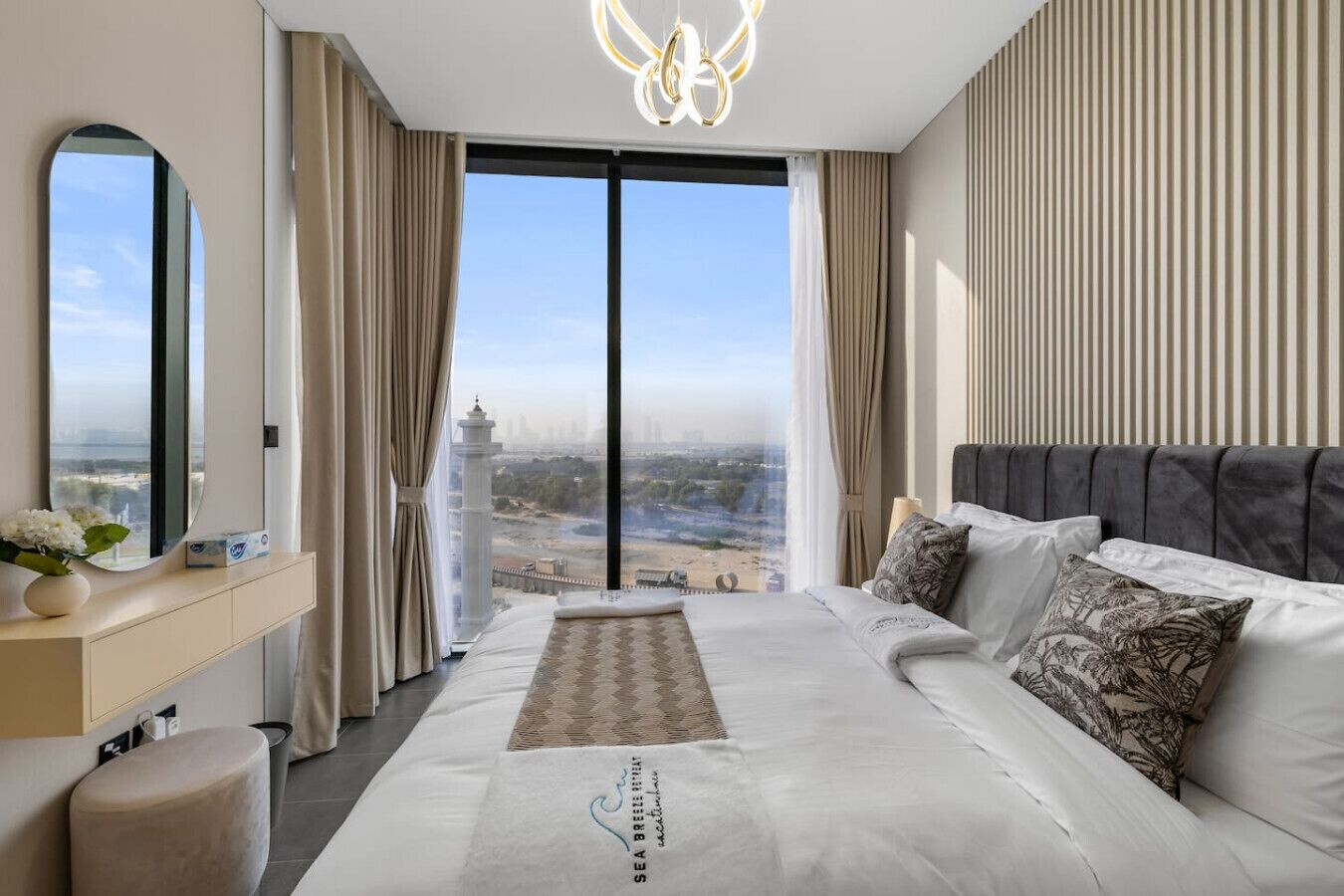 1 Schlafzimmer, Zimmersafe, Schreibtisch, Bügeleisen/Bügelbrett