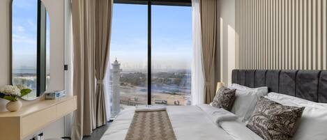 1 多间卧室、客房内保险箱、办公桌、熨斗/熨衣板