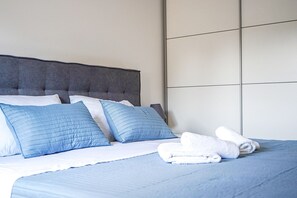 خزنة داخل الغرفة ومكواة/لوح كي وواي فاي مجانًا وملاءات أسرّة