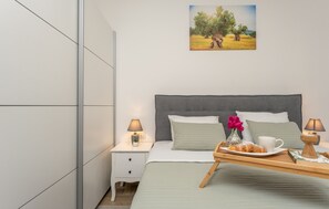 3 chambres, coffres-forts dans les chambres, fer et planche à repasser
