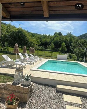 Una piscina al aire libre