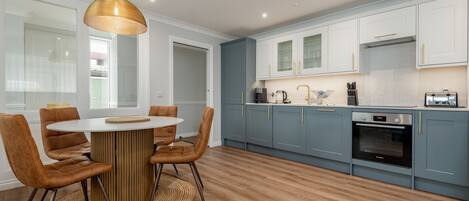 冷蔵庫、電子レンジ、オーブン、食器洗い機