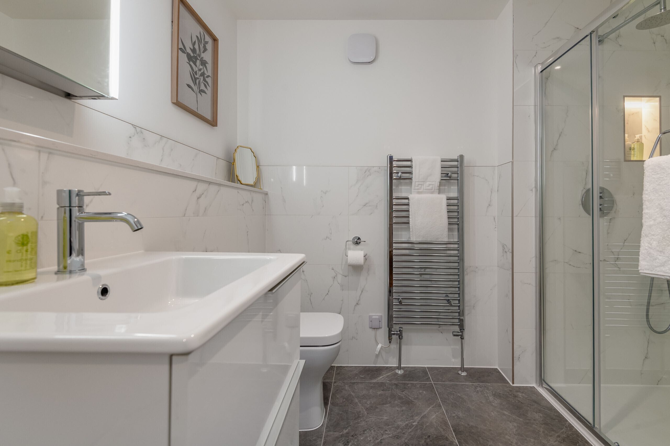 Dusche, Haartrockner, Handtücher, Seife