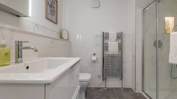 Dusche, Haartrockner, Handtücher, Seife