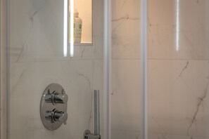 Dusche, Haartrockner, Handtücher, Seife