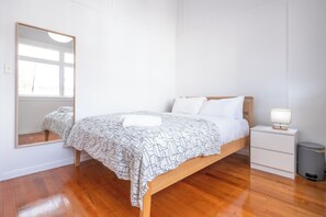 2 bedrooms, internet, bed sheets