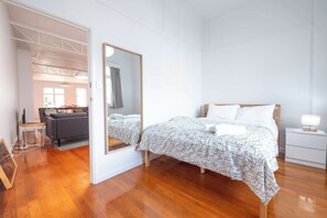 2 bedrooms, internet, bed sheets