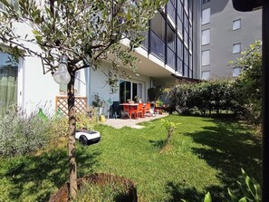 Outdoor dining - ZOE Garden Stay - Assago, Unipol Forum, Navigli, Humanitas and IEO (Rozzano)