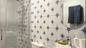 Moderni kylpyhuone, jossa on suihku, wc ja pesuallas.